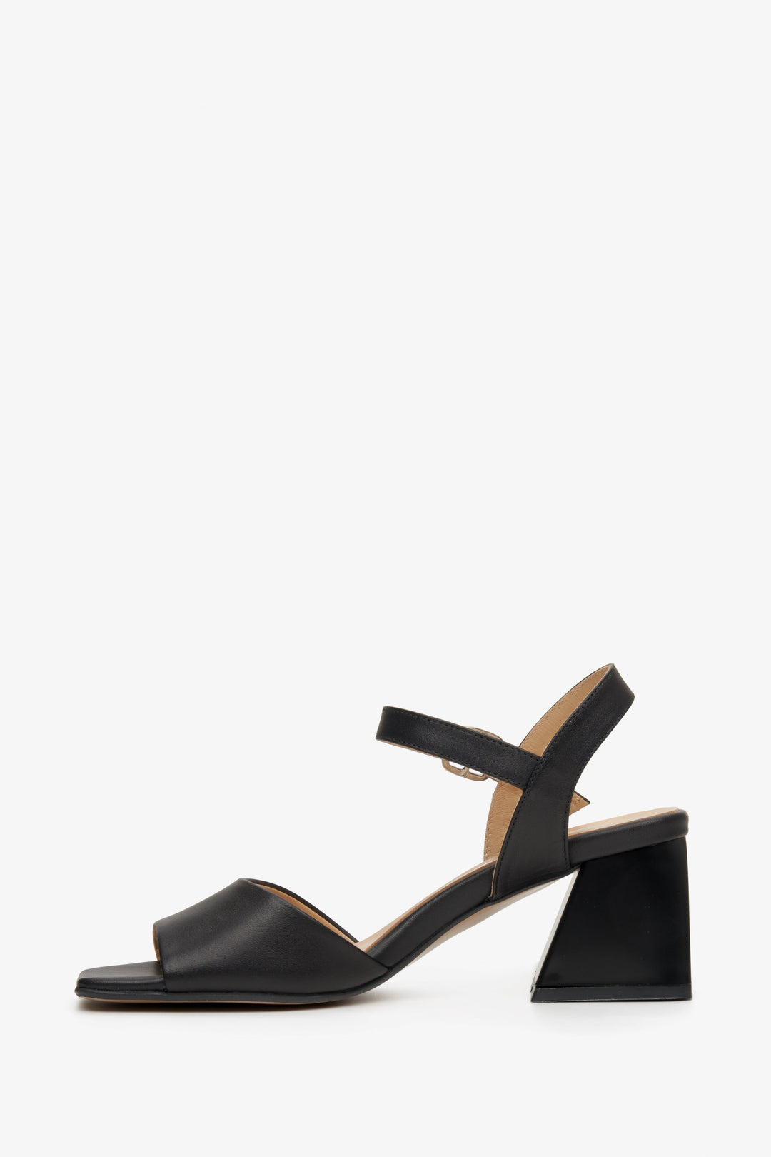 Women's black leather summer heeled sandals by Estro - presentation of the shoe profile.
