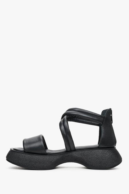 Elastic women's sandals Estro made of genuine leather in black - shoe profile.