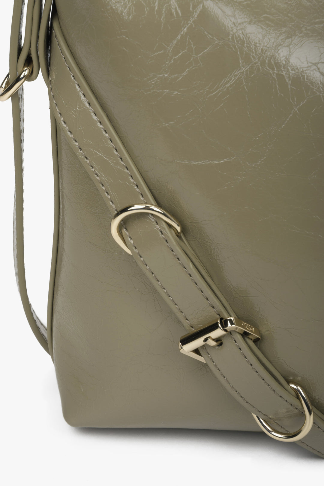 Women's olive Estro leather shoulder bag - close-up on the detail.