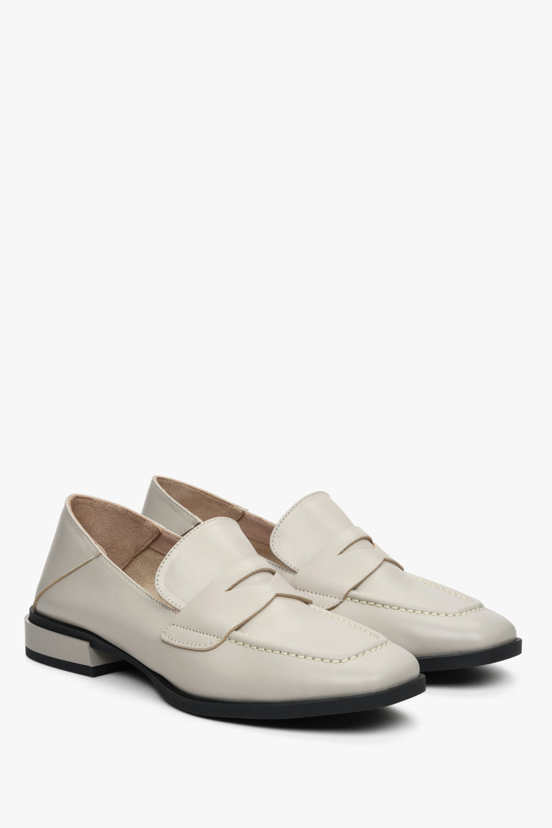 Women's beige leather loafers with a low heel by Estro - presentation of the toe of the shoes.