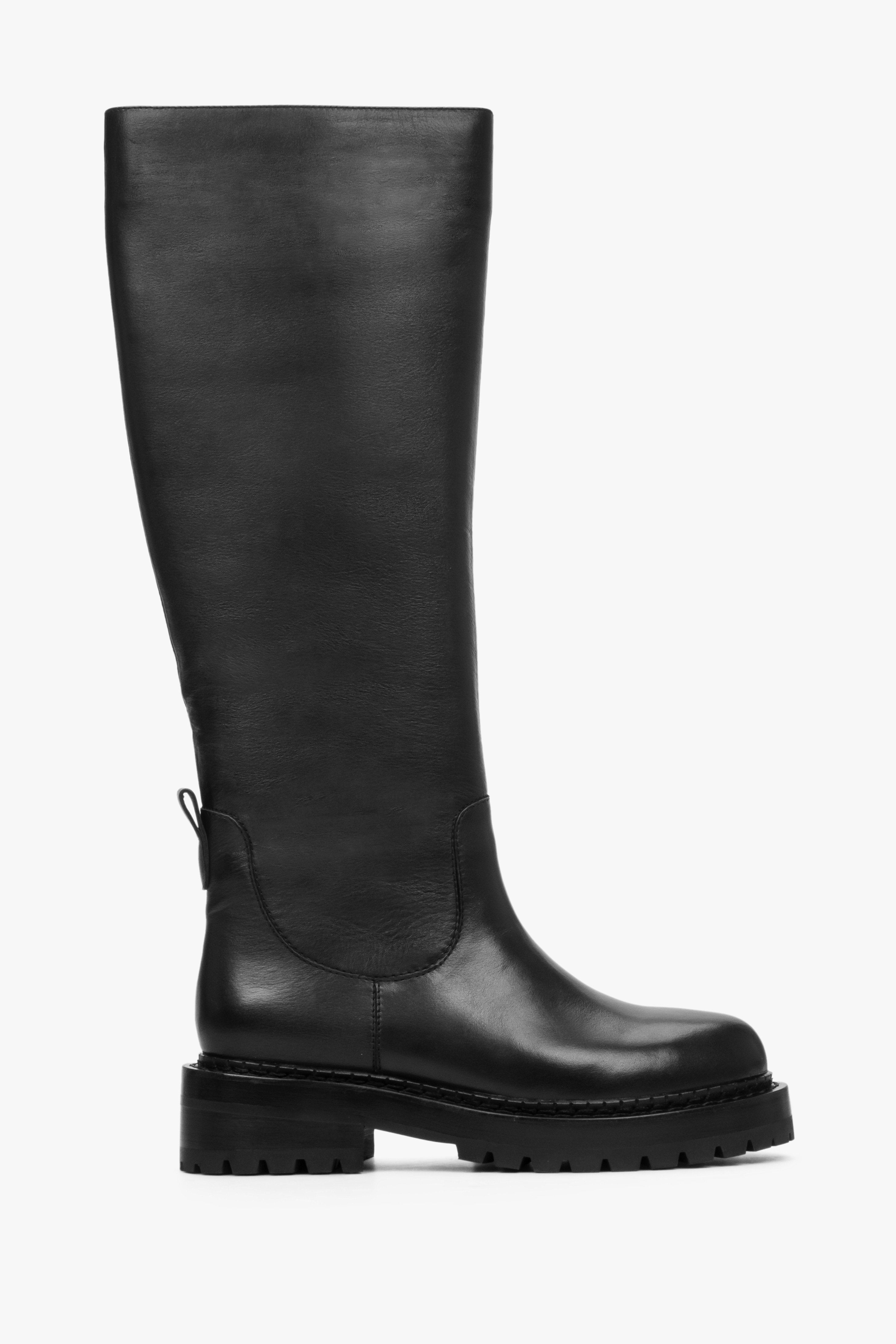 Winter women's boots in black made of genuine leather by Estro - shoe profile.