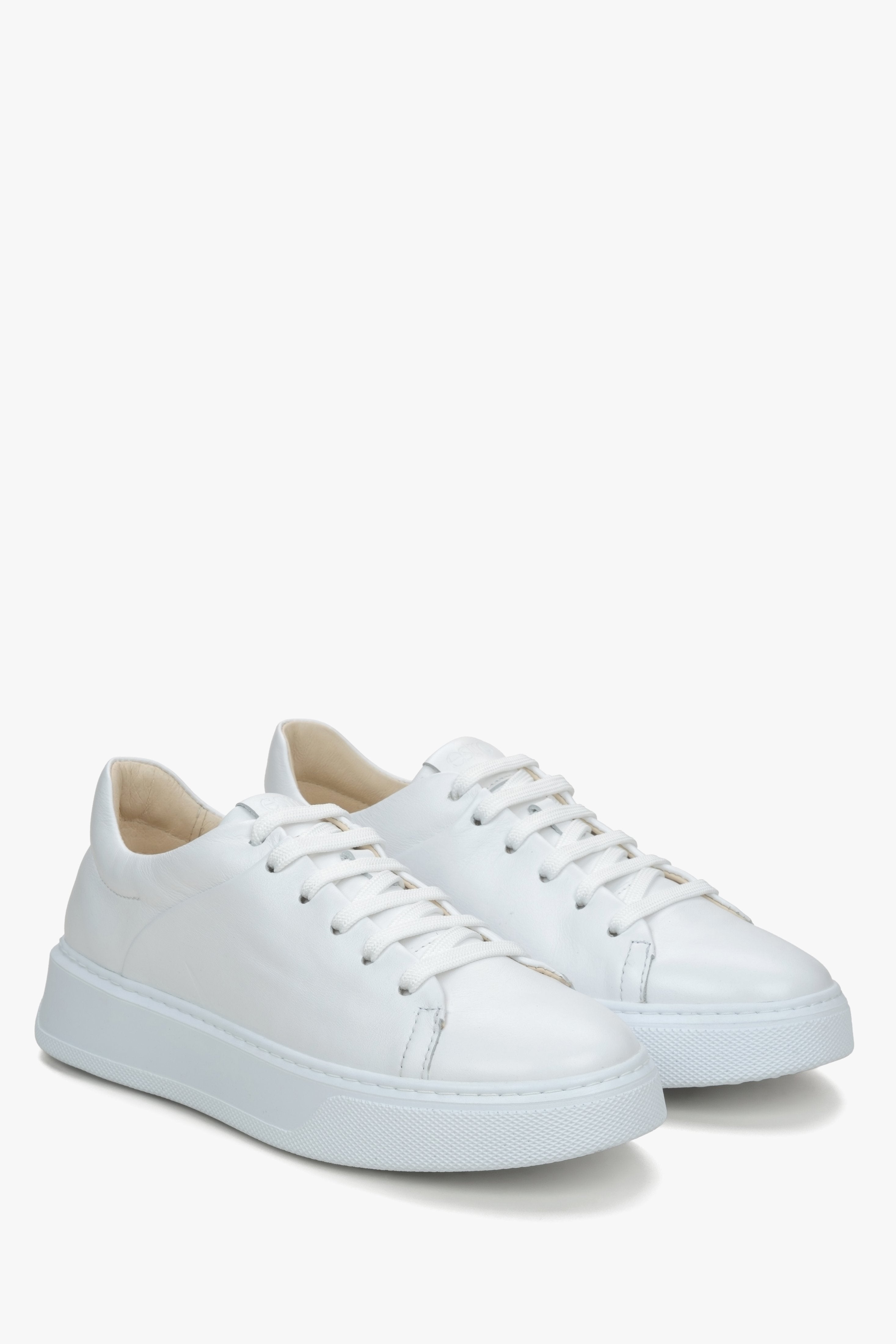 Women's white sneakers Estro made of leather.