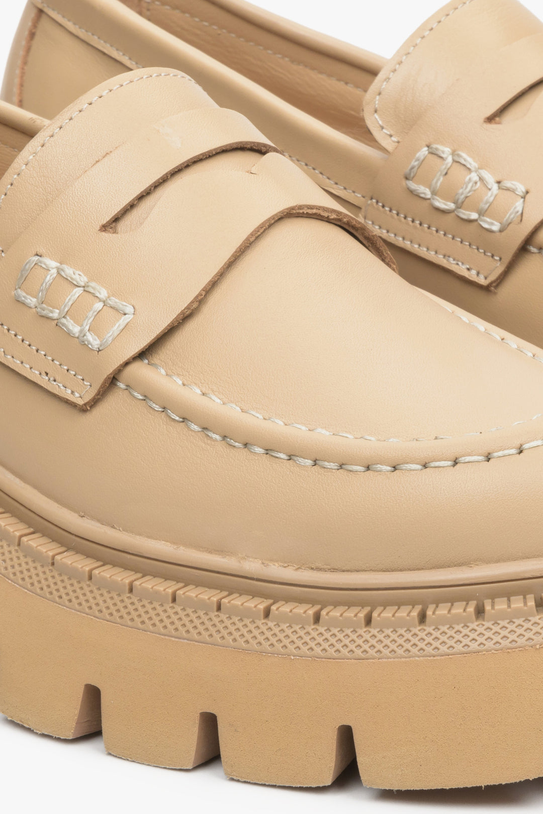 Women's, leather Estro loafers in beige - close-up on the detail.