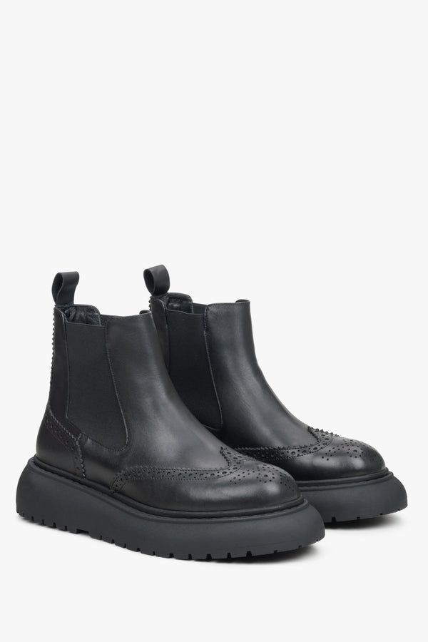 Women's black leather chelsea boots Estro.