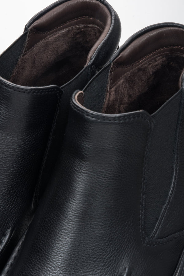 Slip-on men's chelsea boots Estro in black natural leather – close-up of the toe area.