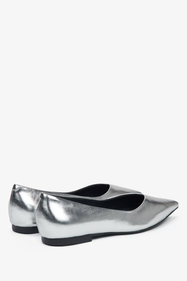 Estro women's silver ballet flats with pointed toes made of genuine leather - close-up of the heel.