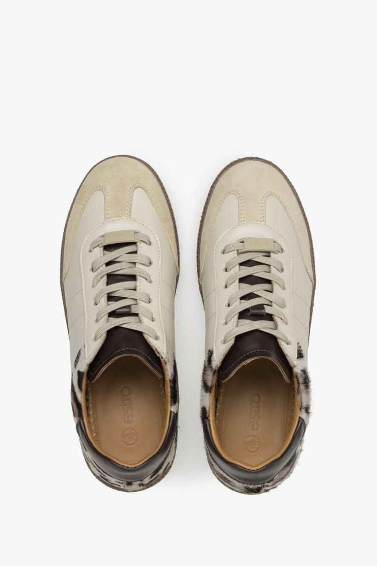 Estro leather women's beige sneakers - model presentation from above.