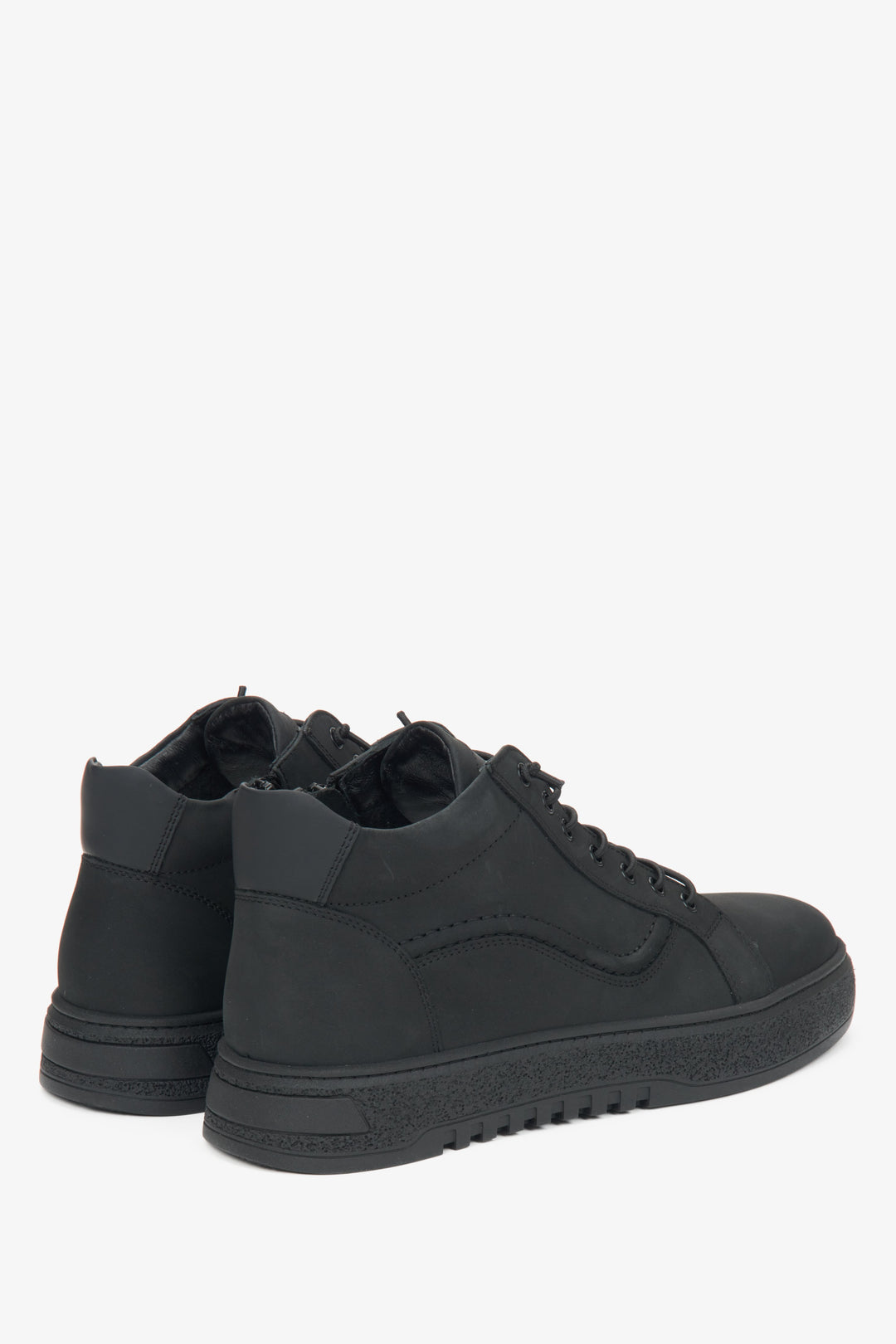 Men's black velour sneakers Estro - close-up of the heel and side line.