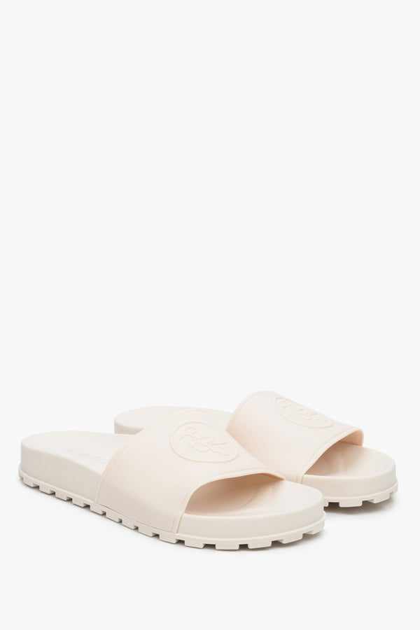 Women's light beige Estro rubber flip-flops for fall/spring.