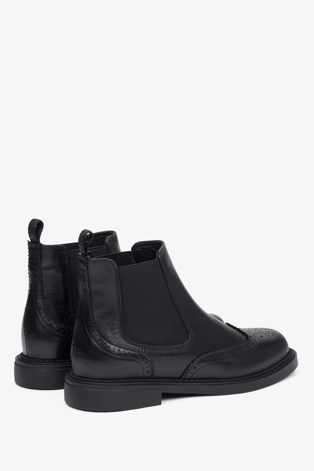 Black low-top Chelsea boots for women by Estro - close-up of the heel and side line of the shoes.