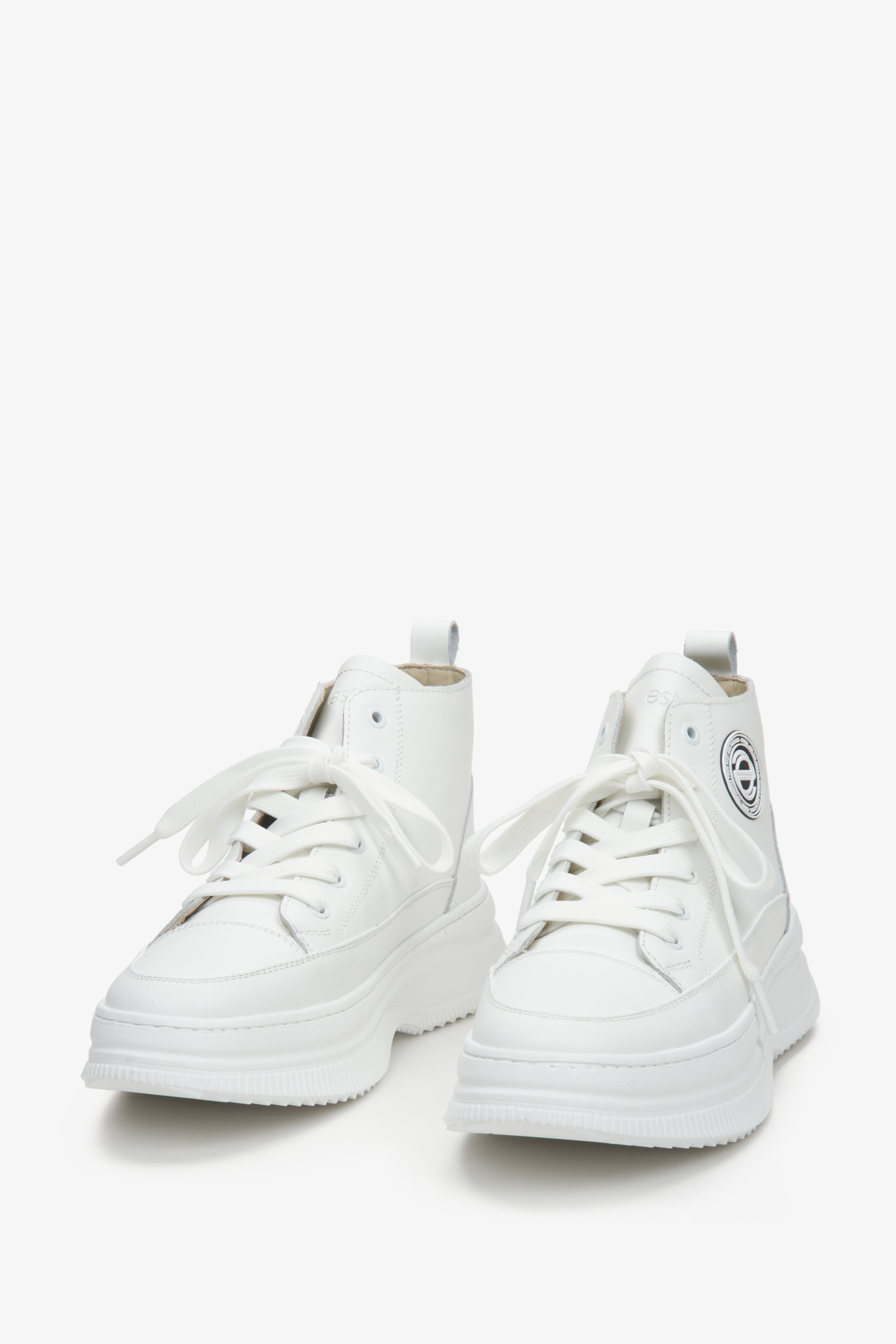 Women's white sneakers made in leather.