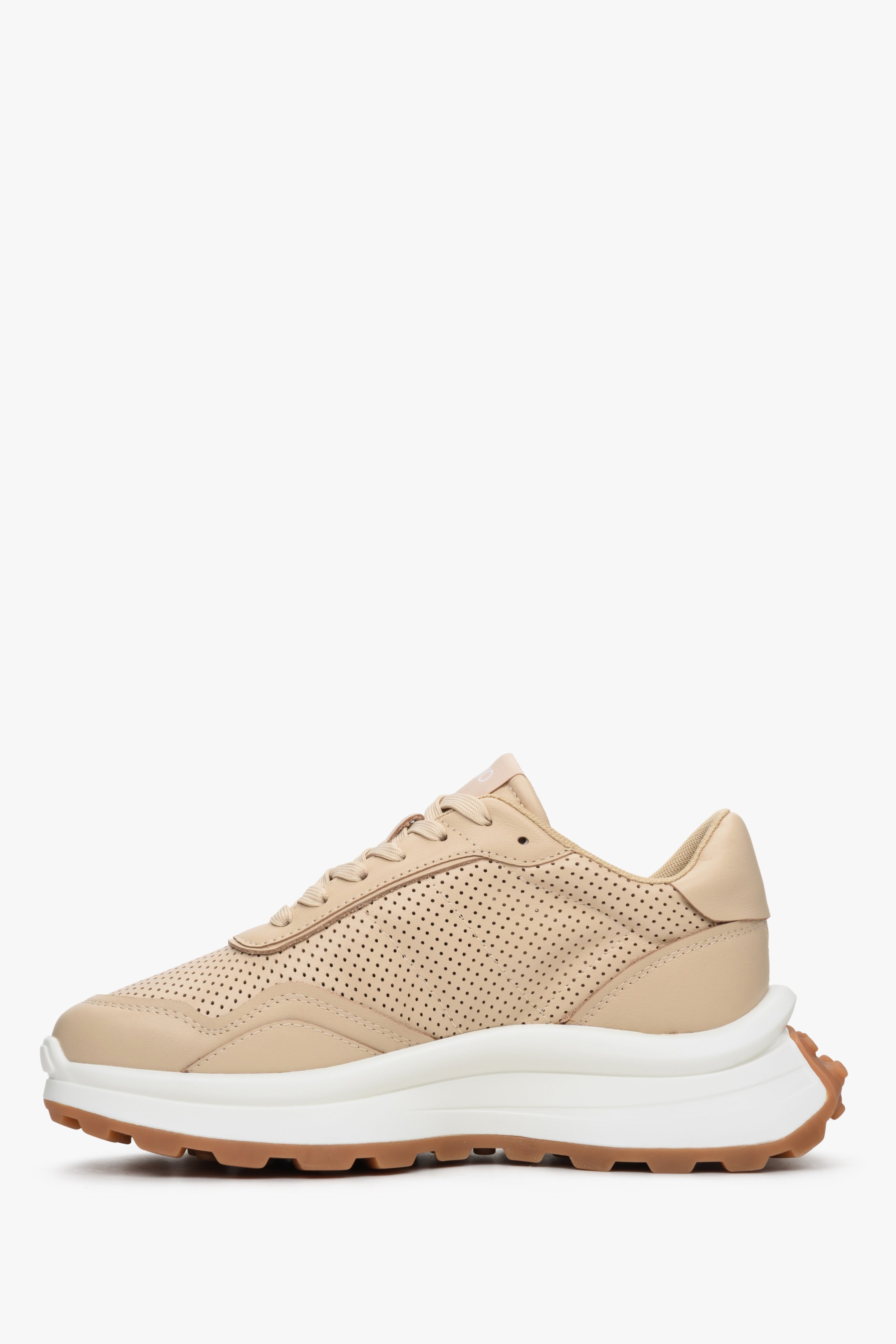 Women's beige leather sneakers with perforation by Estro - presentation of the shoe profile.