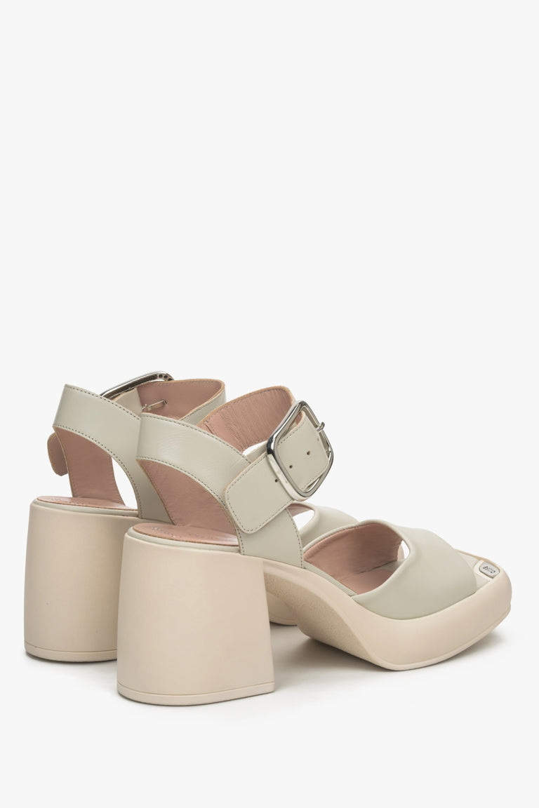 Beige-grey leather women's sandals by Estro - close-up of the heel and side profile of the shoe.