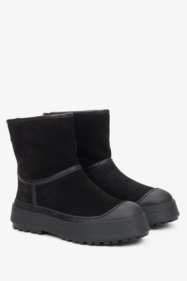 Black women's snow boots made of soft natural velour and leather by Estro.