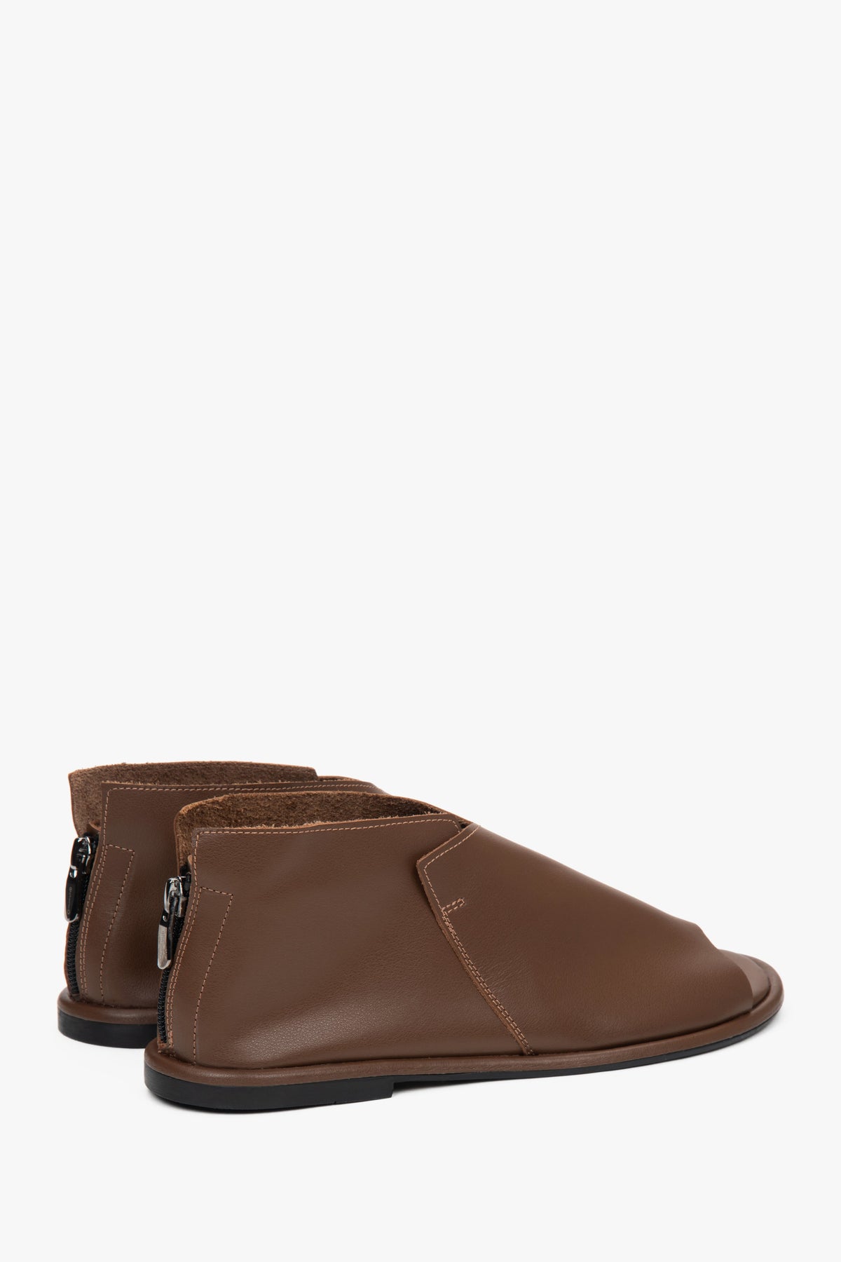 Brown women's sandals made of genuine leather by Estro, with a closed heel – close-up of the side of the shoe.