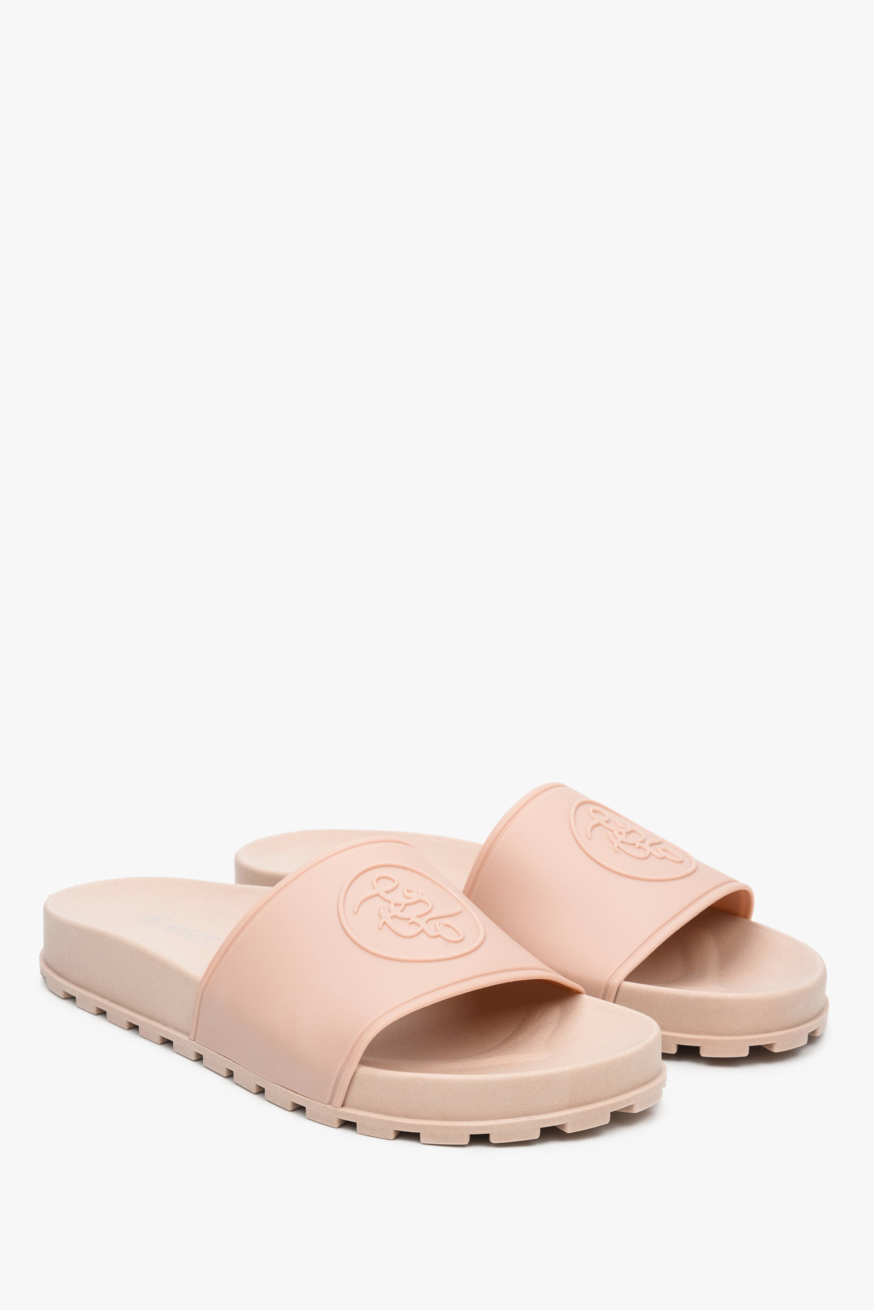 Women's light pink Estro rubber flip-flops for fall/spring.