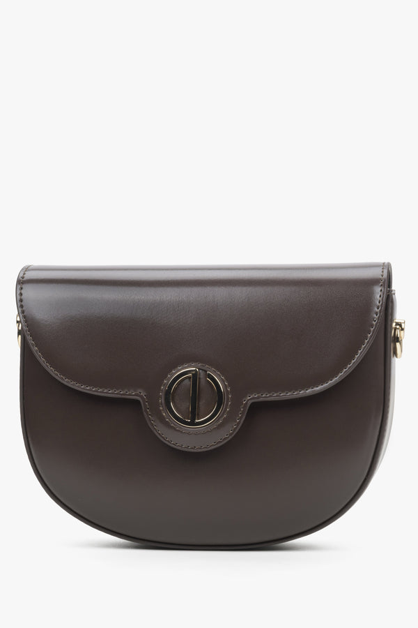 Women's brown shoulder bag - presentation of model.