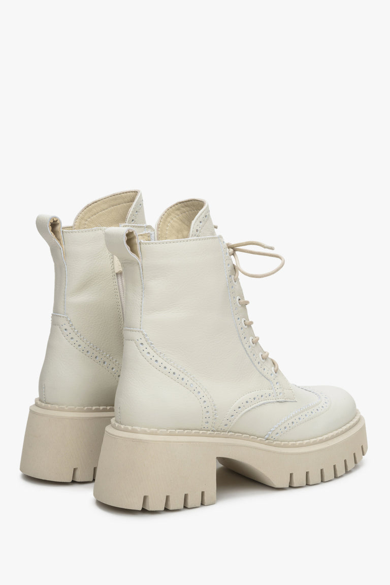 Light beige leather women's ankle boots Estro - a close-up on shoe toeline.