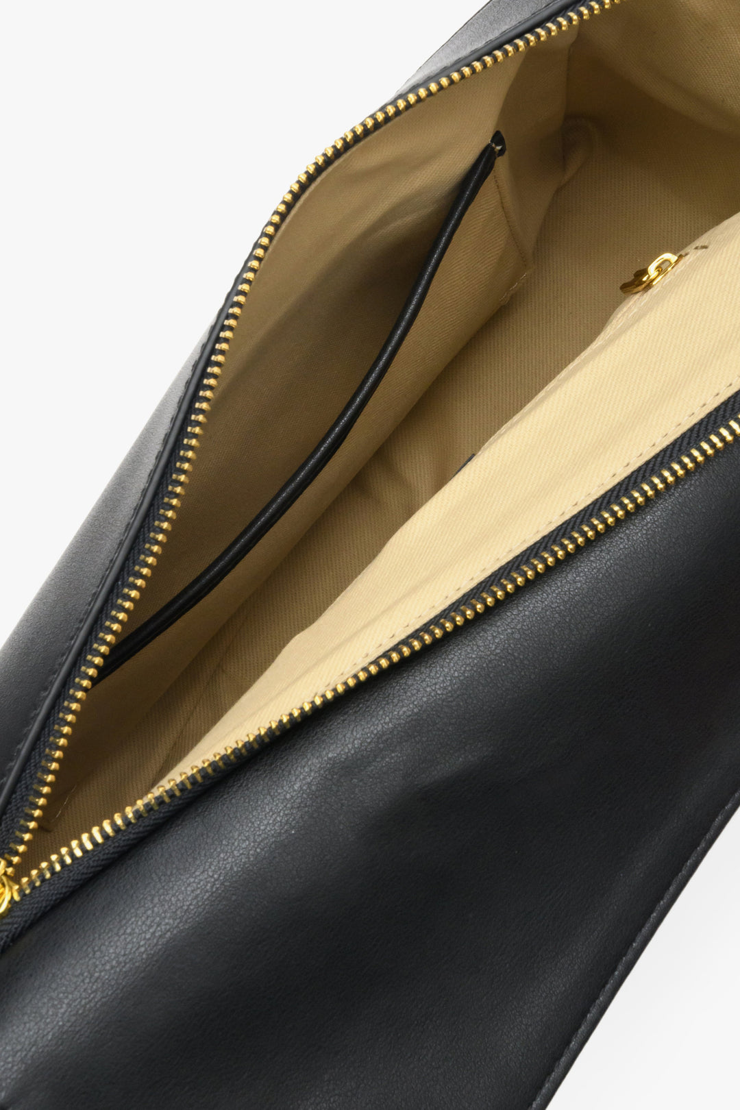 Leather women's handbag in black by Estro - close-up on the details.
