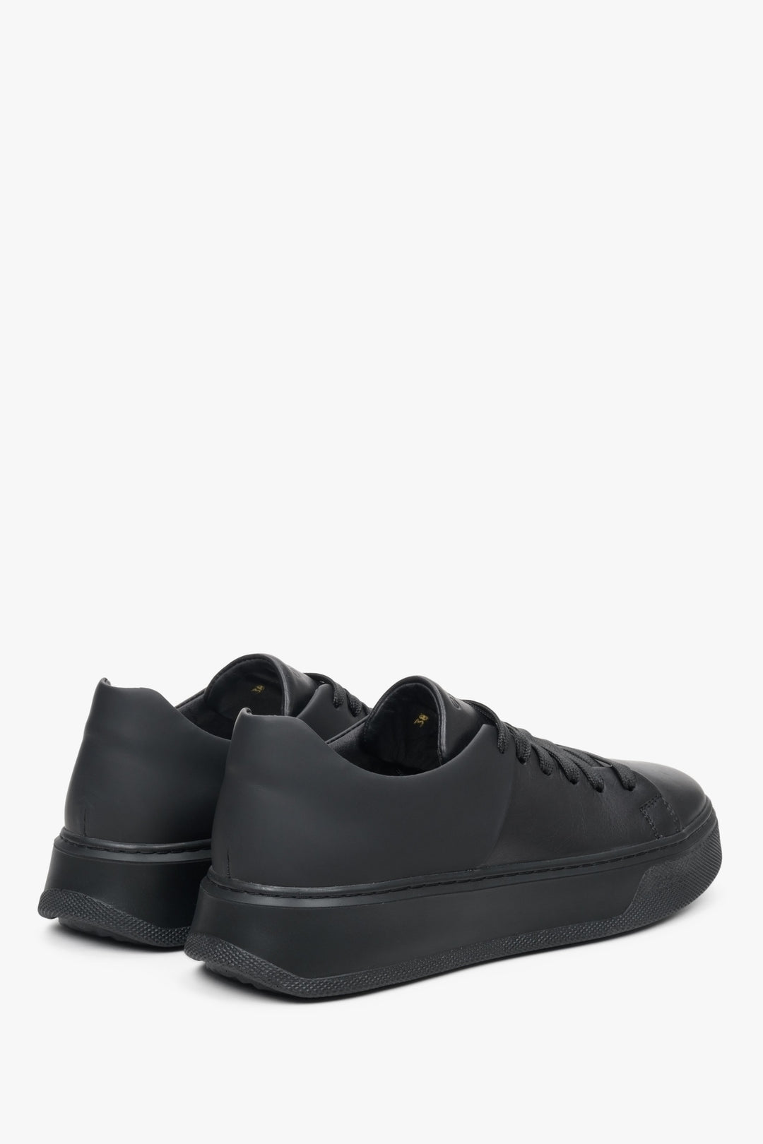 Women's black leather sneakers by Estro - presentation of the heel and side seam of the shoe.