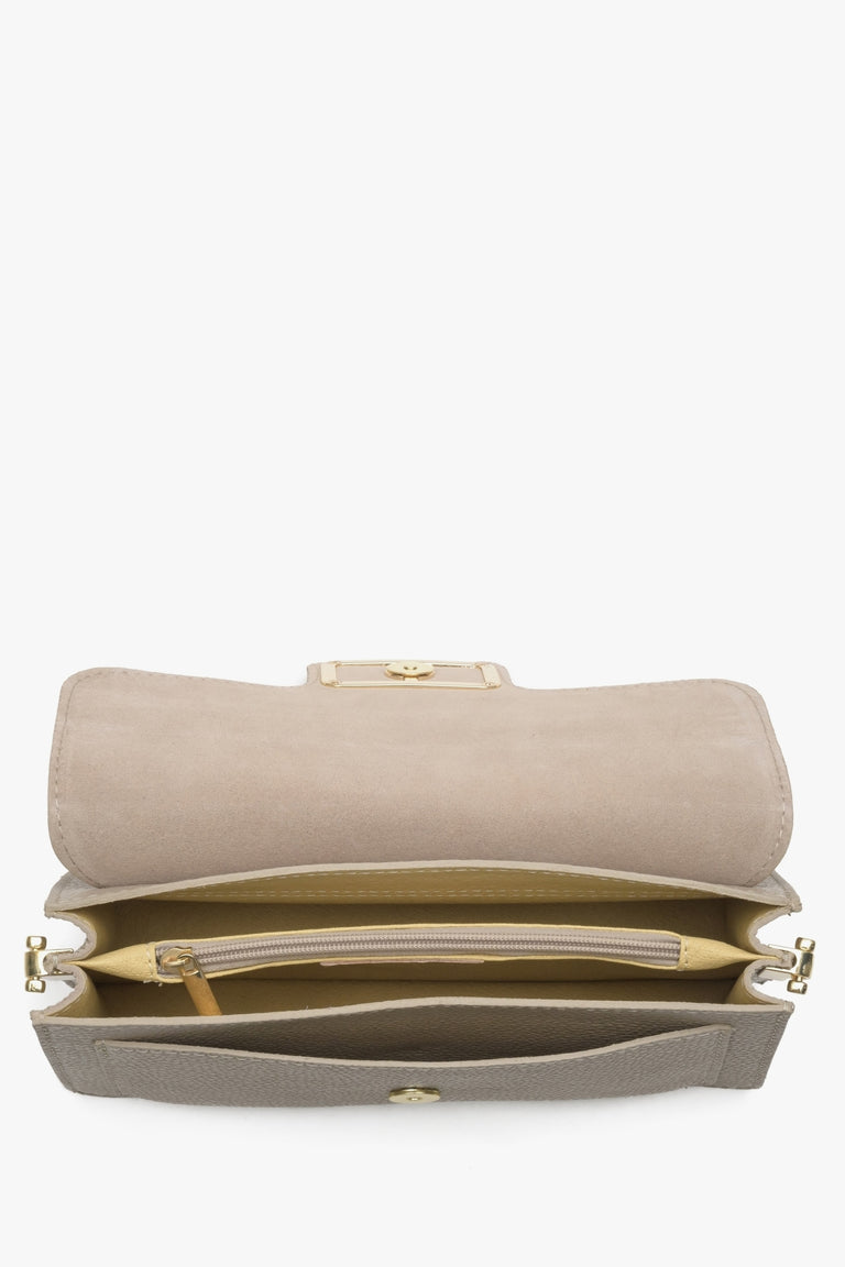 Estro women's beige practical handbag made of Italian genuine leather - close-up on the interior of the model.
