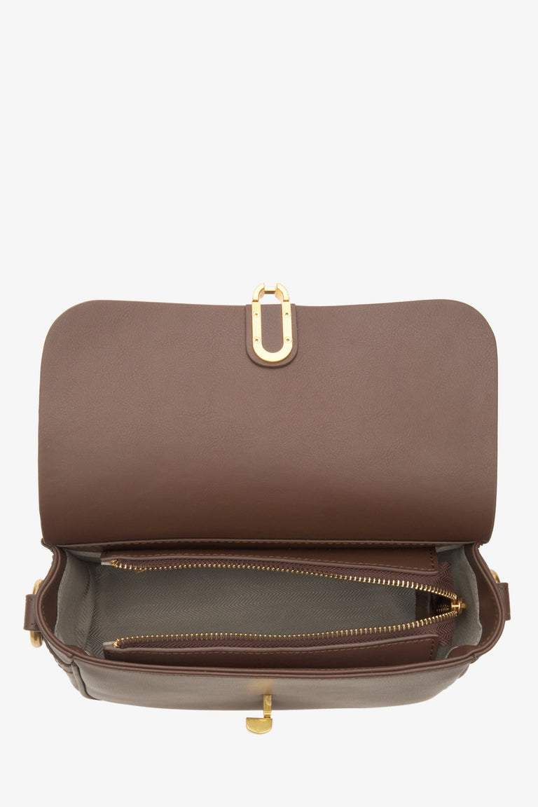 Women's handbag in dark brown made of genuine leather by Estro - close-up on the interior view.