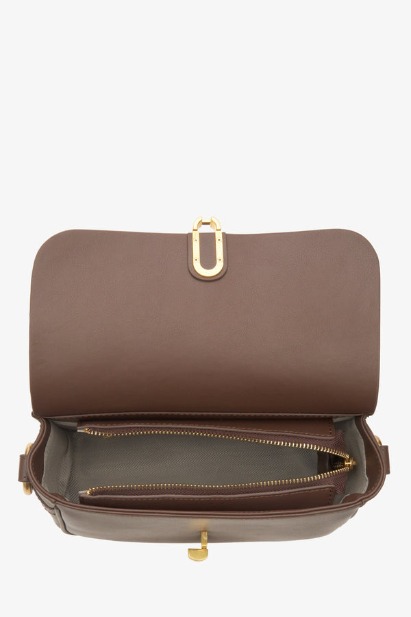 Women's handbag in dark brown made of genuine leather by Estro - close-up on the interior view.