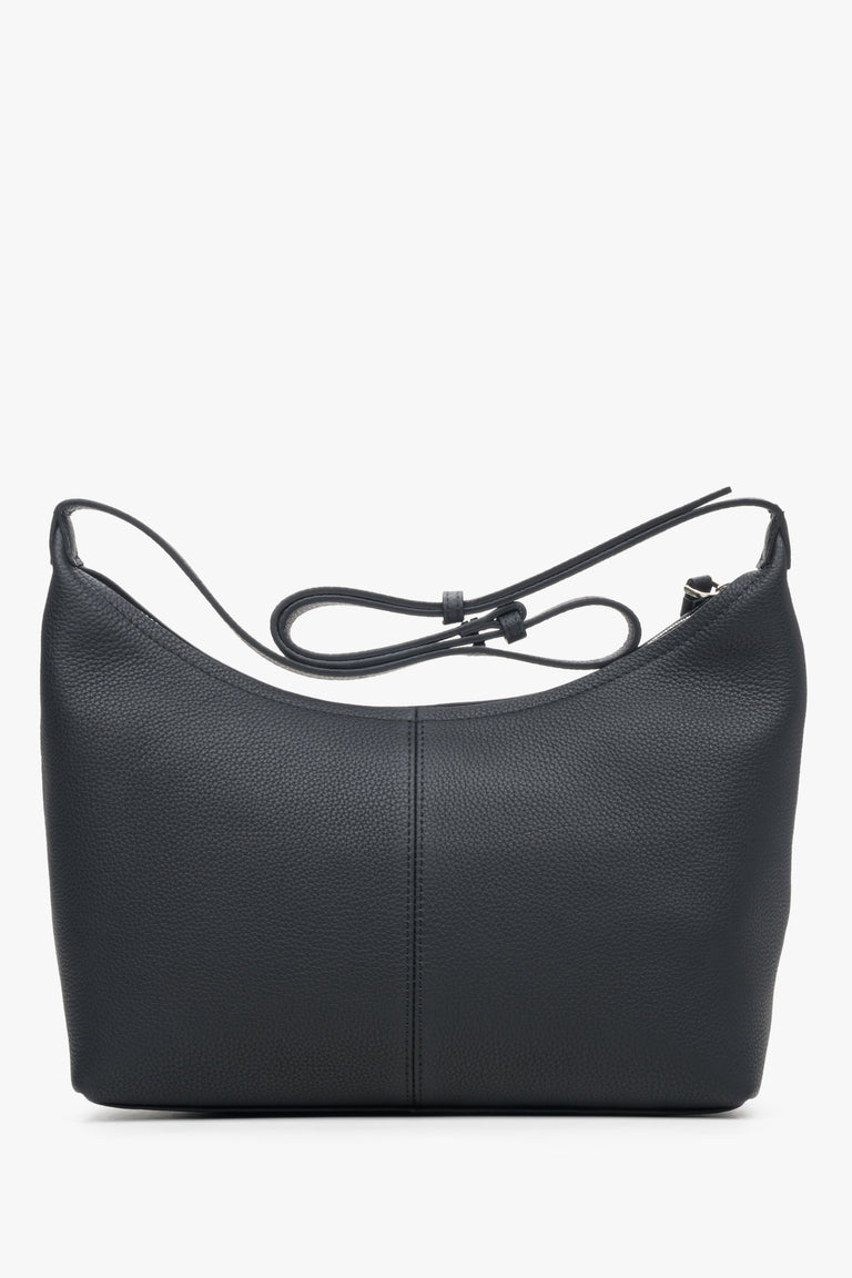 Women's black shoulder bag made of genuine leather by Estro - back view of the model.