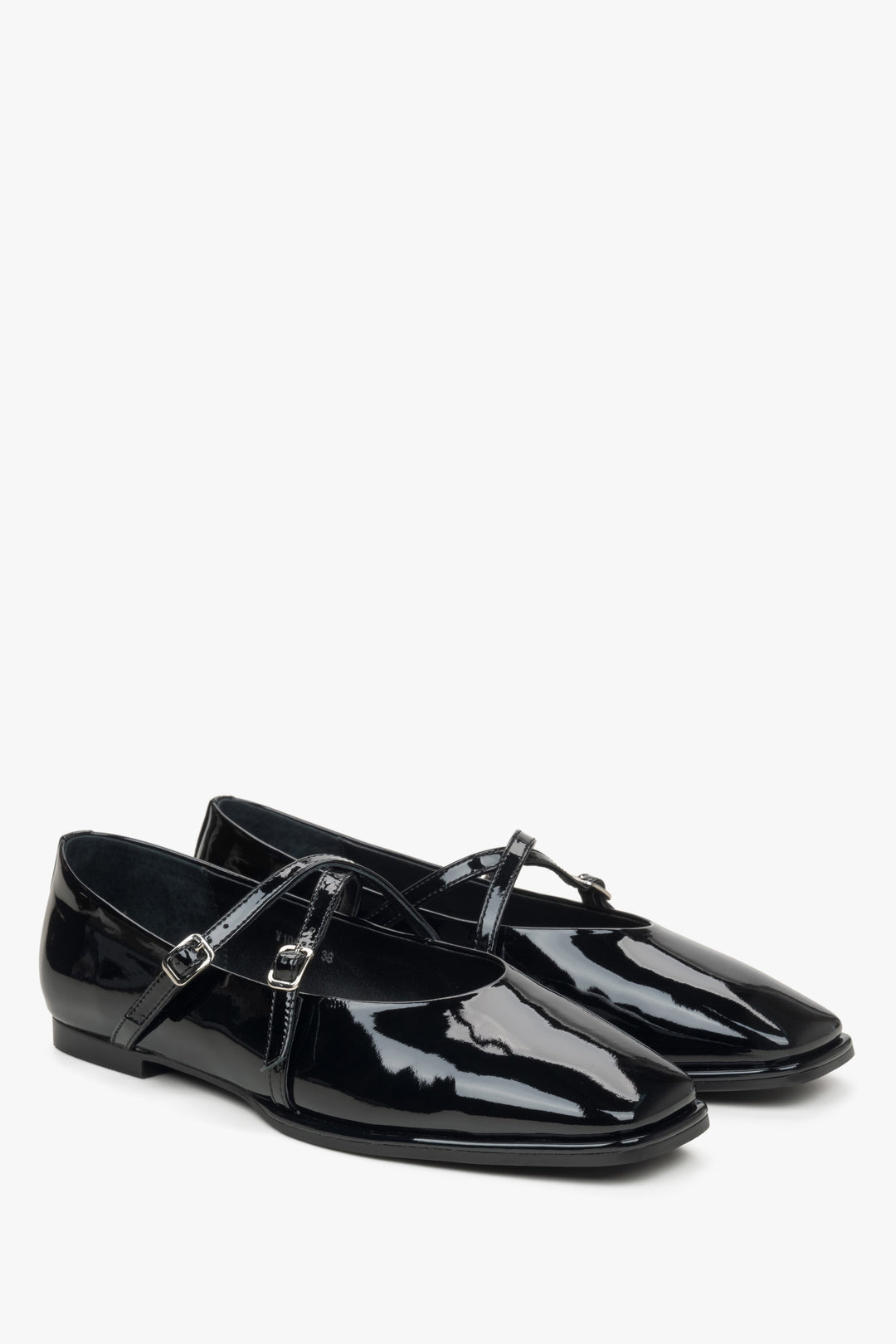 Estro women's black patent leather ballet flats.