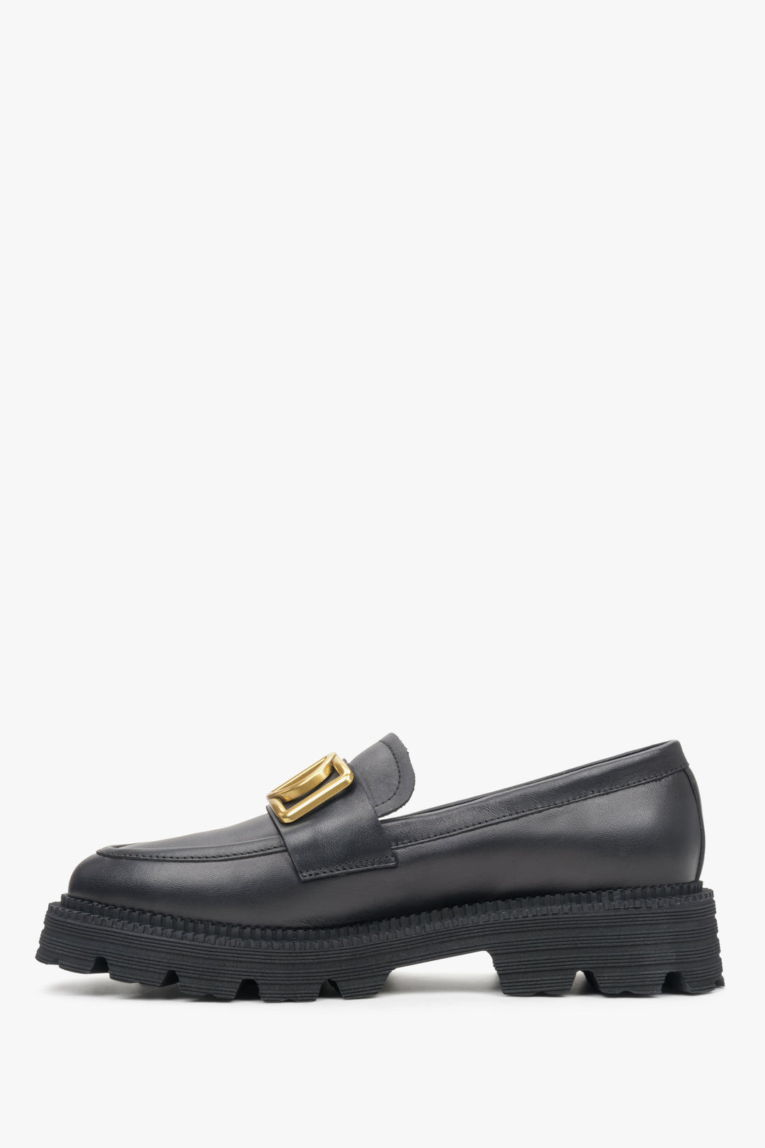 Women's black loafers made of natural Italian leather with gold chain by Estro.