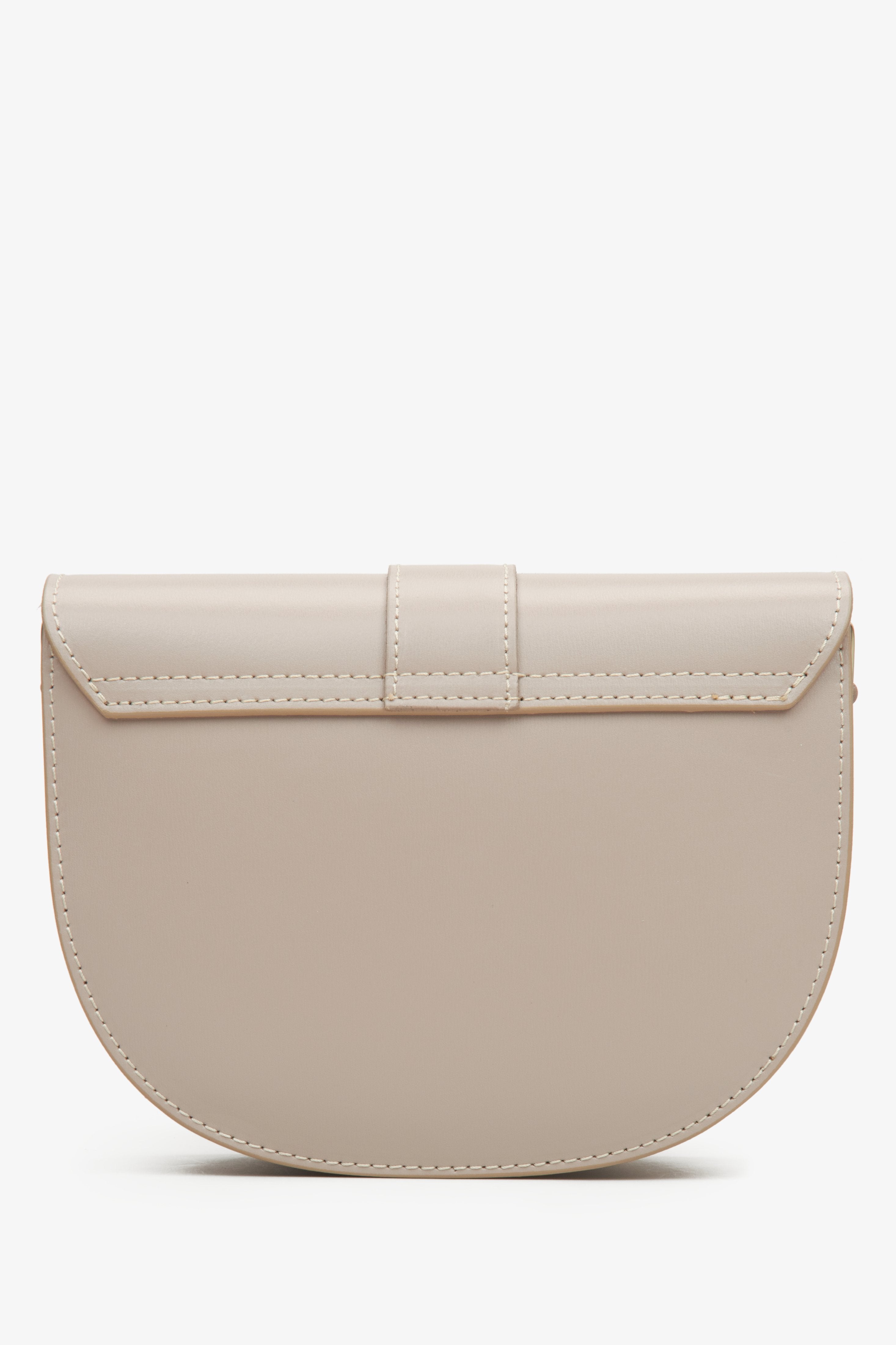 Estro women's beige crescent-shaped handbag made of genuine leather - back view presentation of the model.