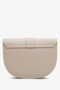 Estro women's beige crescent-shaped handbag made of genuine leather - back view presentation of the model.
