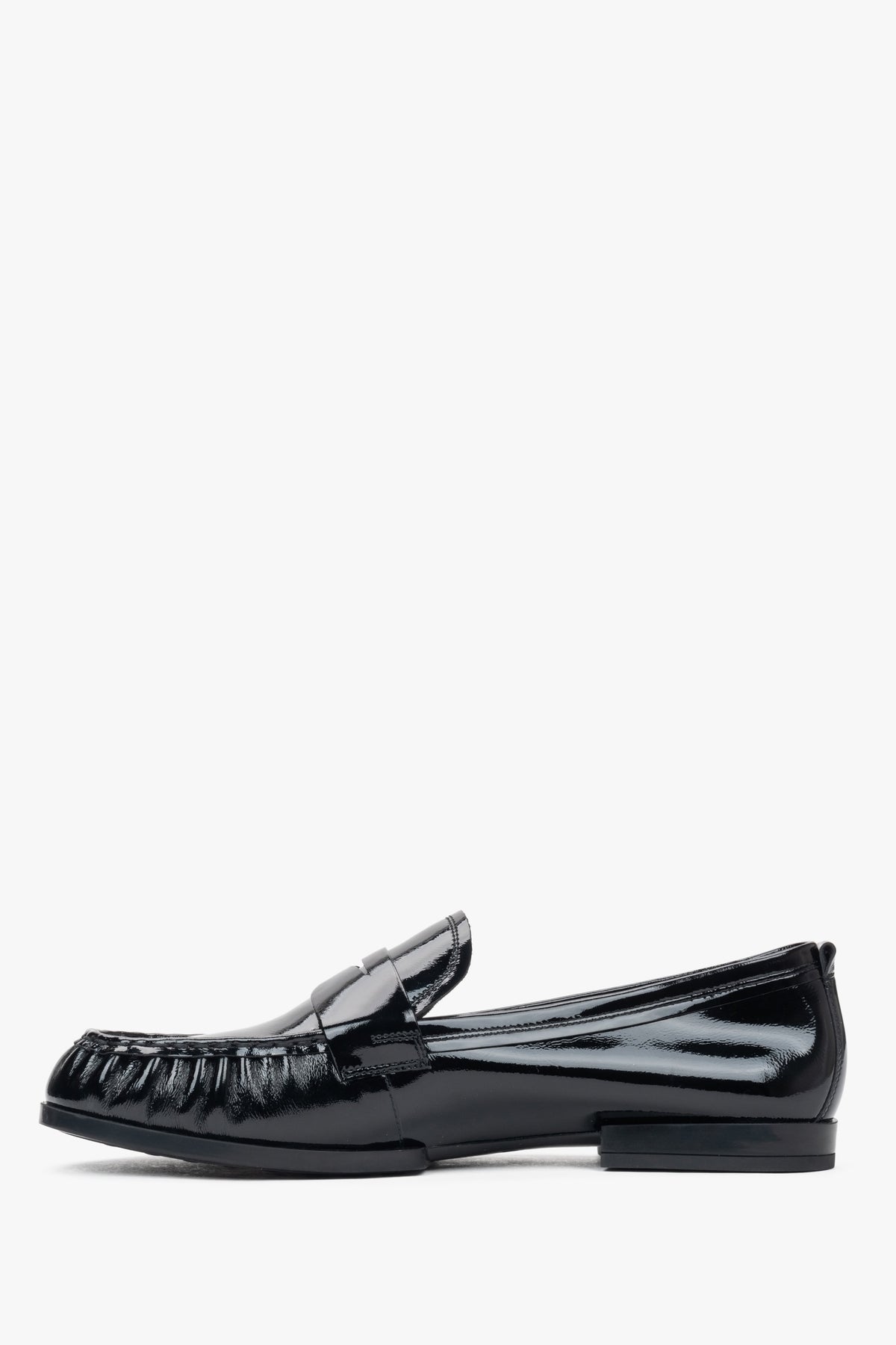 Women's loafers by Estro in black, made of patent genuine leather.