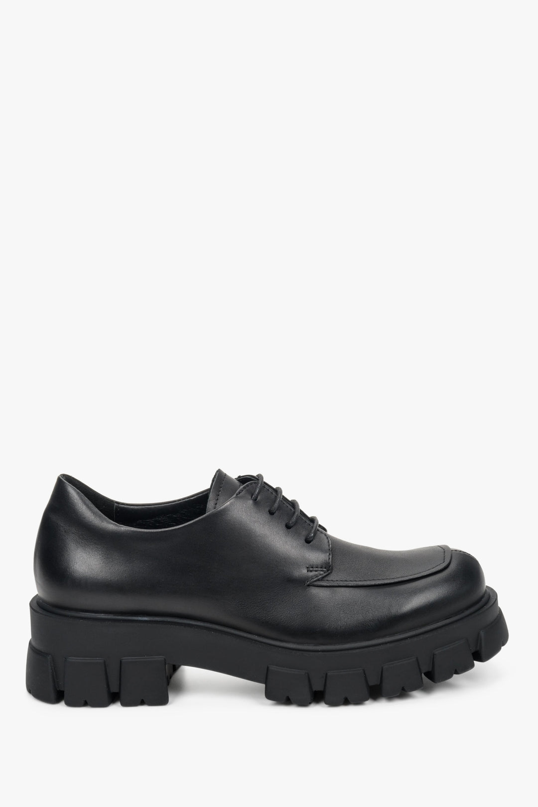 Women's black lace-up brogues made of genuine leather Estro ER00109420.