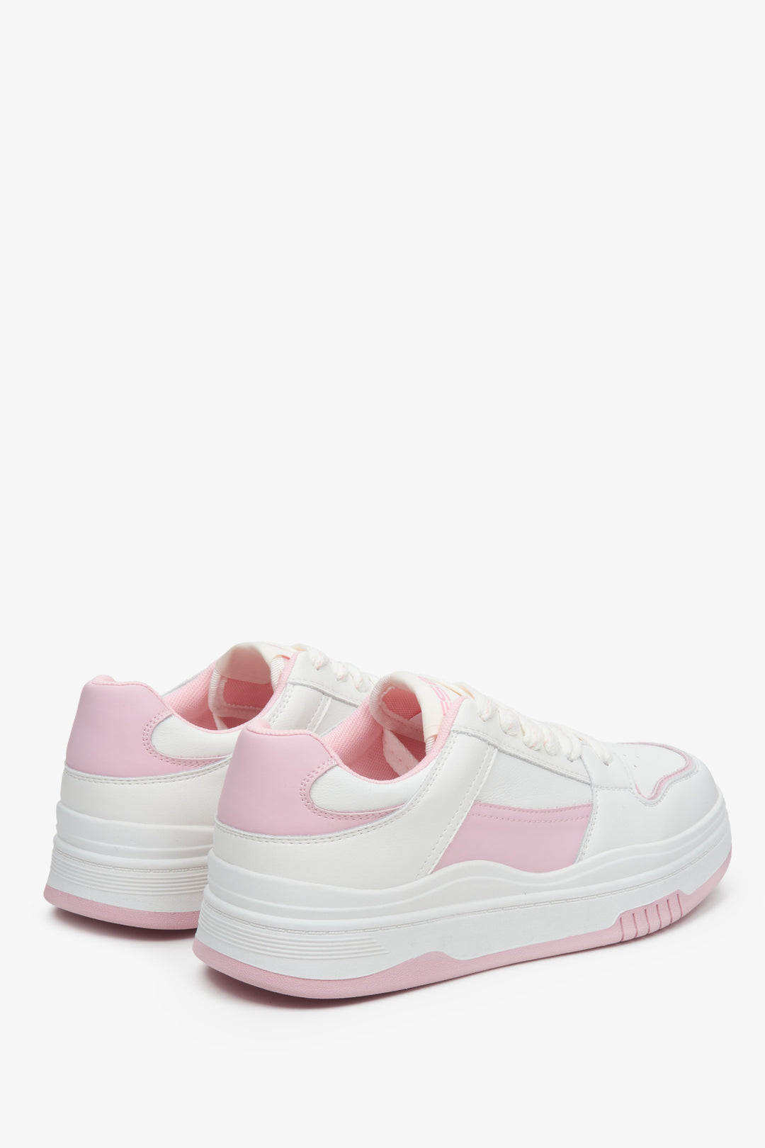 Women's white and pink sneakers made of leather.