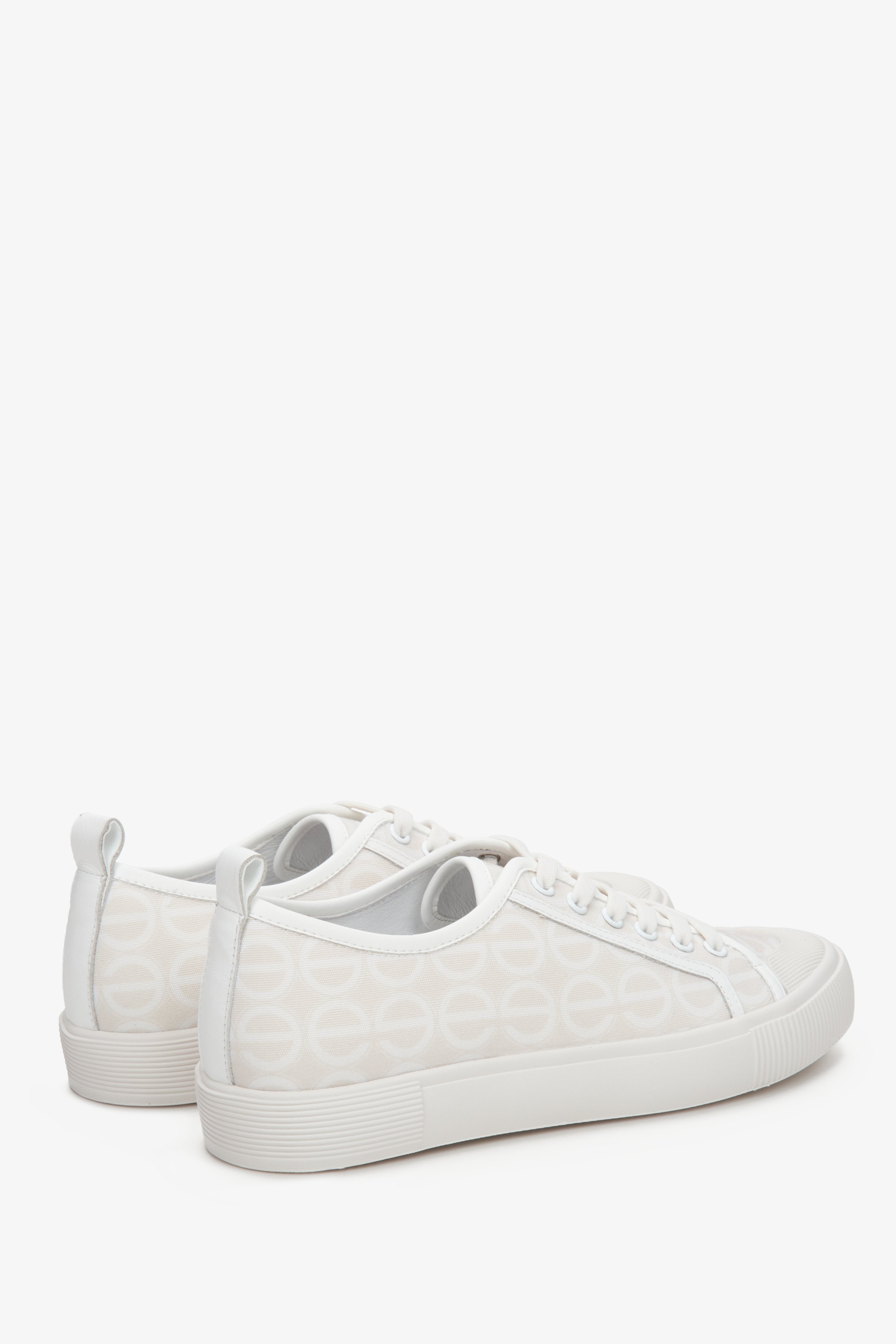 Estro white and beige women's low-top sneakers.