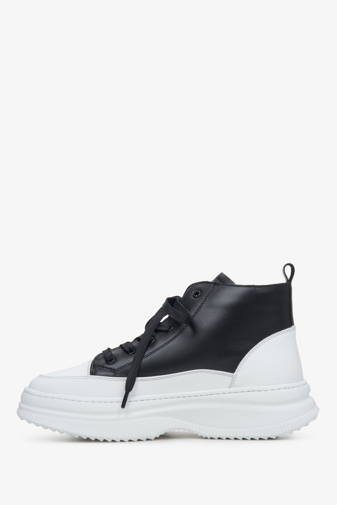 Fashion natural leather sneakers in black and white by Estro.