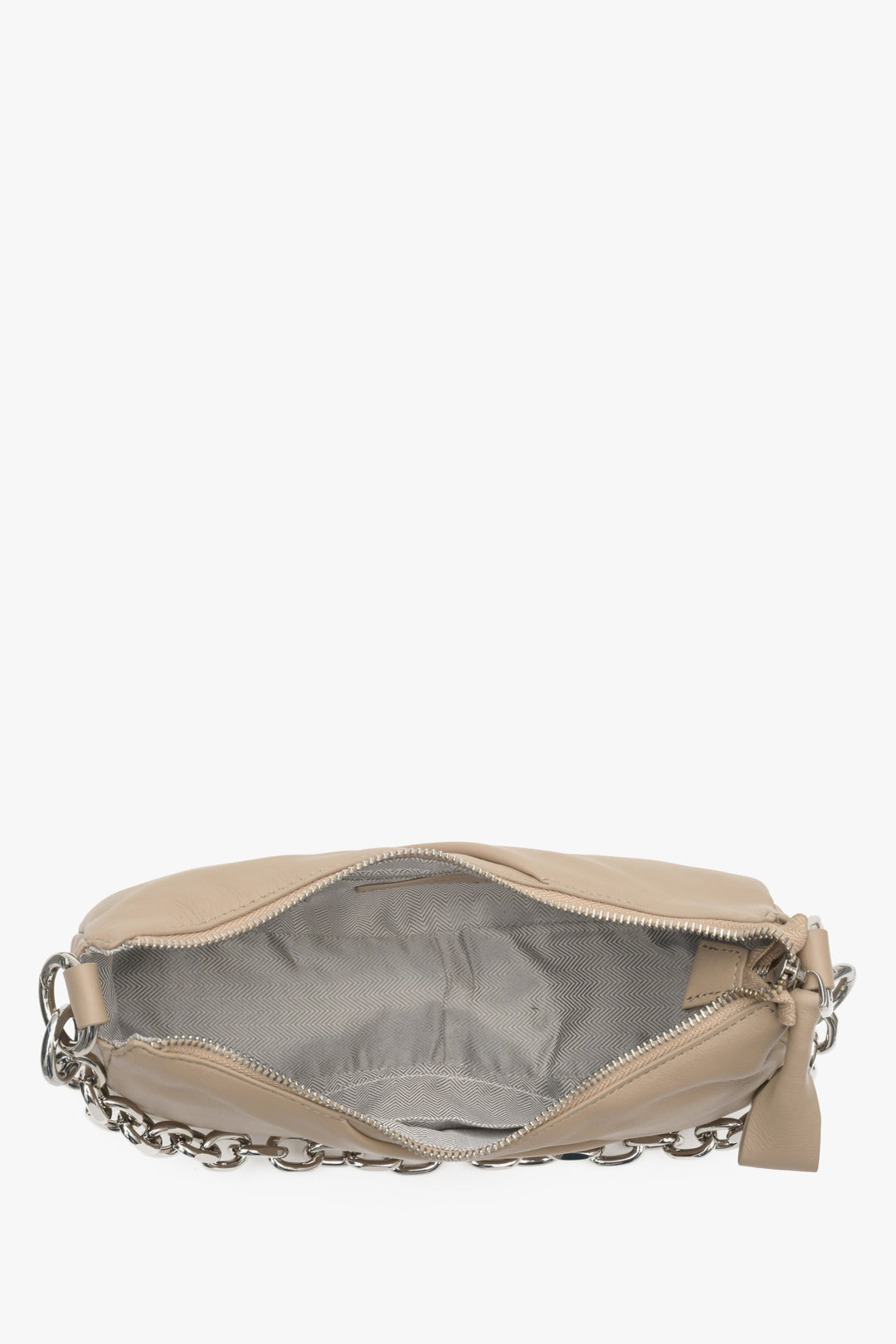 Small, convenient women's beige shoulder bag made of genuine leather by Estro - close-up of the interior of the model.