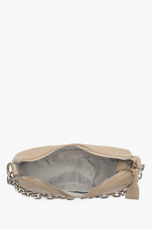 Small, convenient women's beige shoulder bag made of genuine leather by Estro - close-up of the interior of the model.