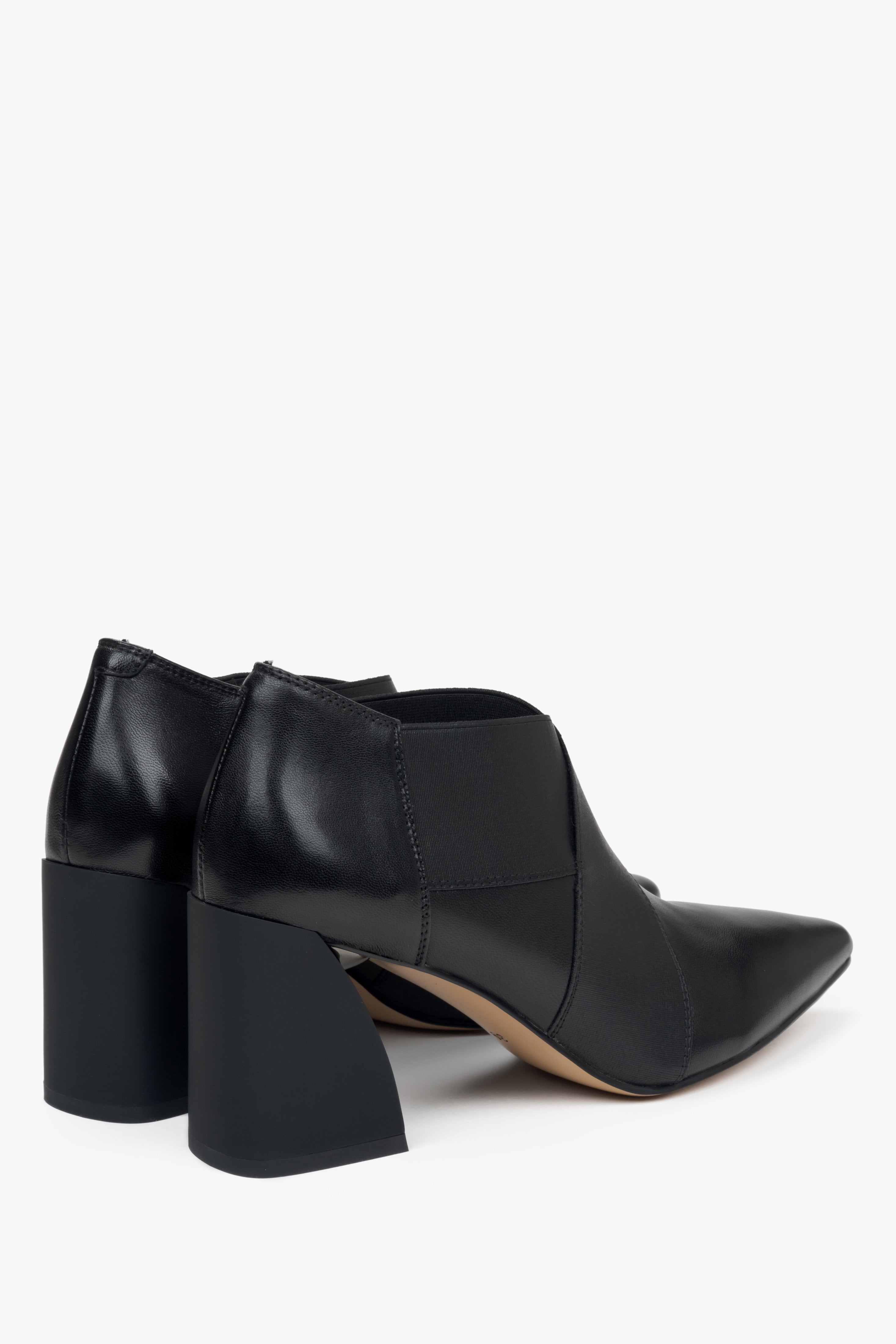 Low-top women's black ankle boots with a pointed toe and stable block heel – close-up of the heel and side profile of the shoes.