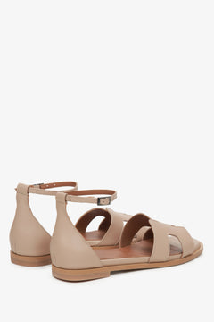 Estro women's beige sandals  - close-up of the back.