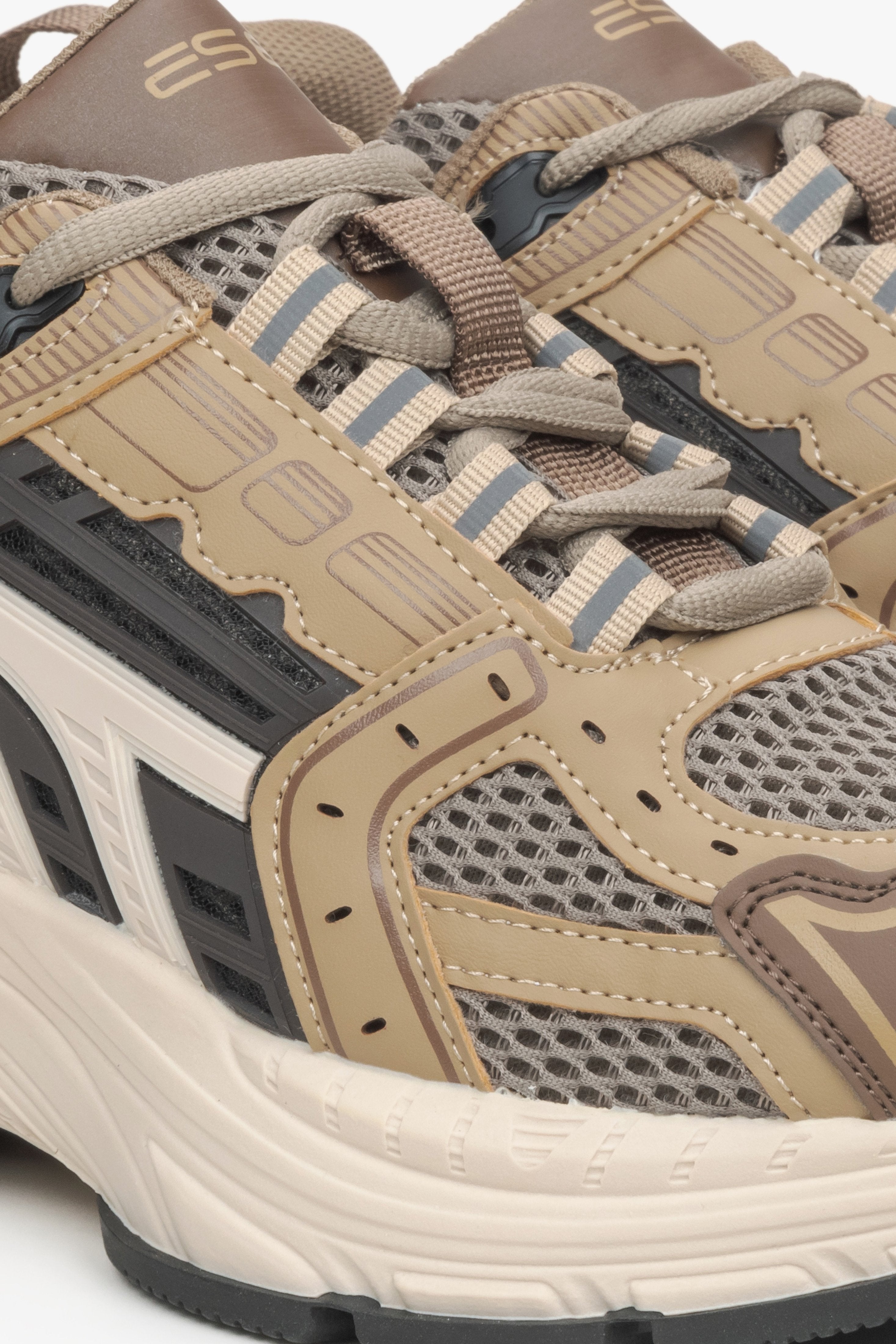 Close-up on details of women's beige sneakers ES8 in mixed materials.