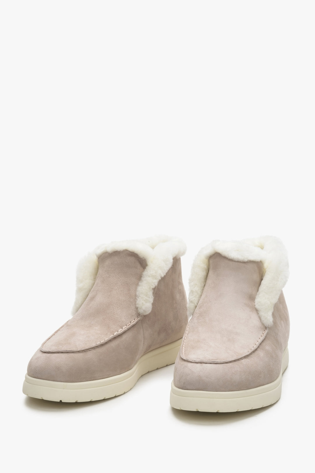 Low-top pale pink slip on boots Estro with fur lining - presentation of the tip of the toes.