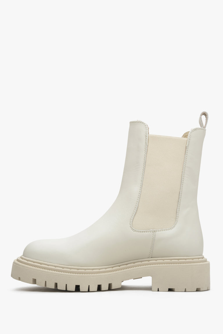 Estro high women's leather boots in light beige with an elastic insert - close-up of the shoe profile.