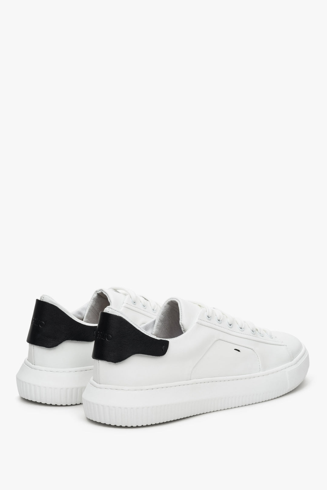 Men's white leather sneakers for spring and fall - prezentation of the shoe side and heel counter.