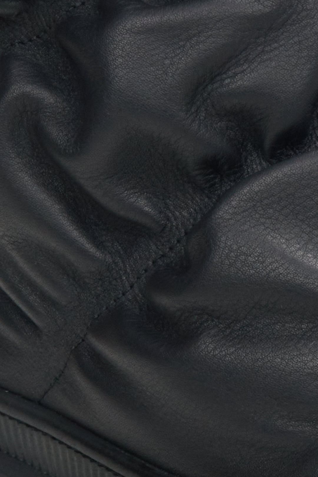 Black fur lined snow boots Estro - a close-up on details.