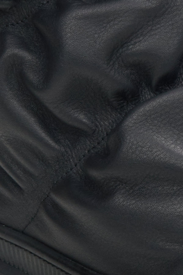 Black fur lined snow boots Estro - a close-up on details.