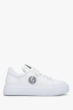 Women's white sneakers on a thick sole - shoe profile.