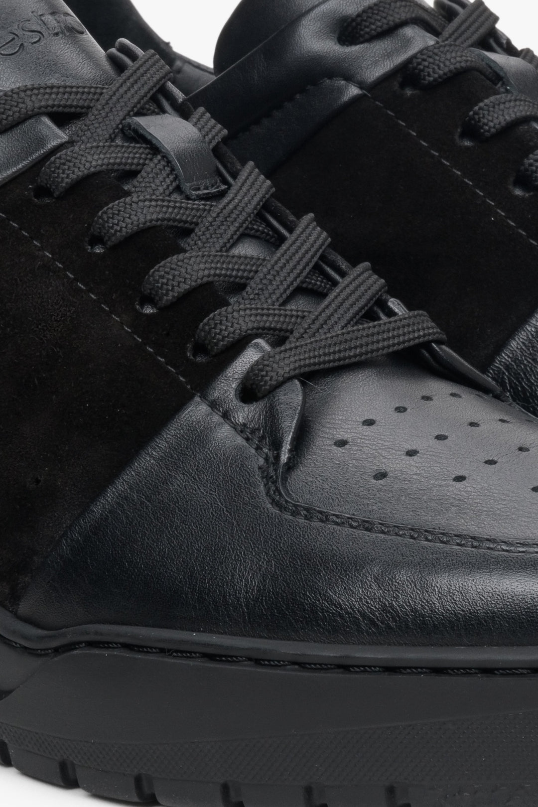 Men's sneakers in black leather and velvet by Estro - close-up on the detail.