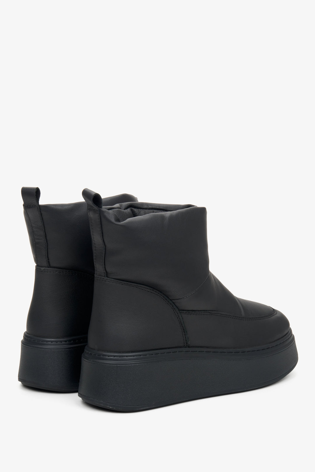 Estro women's black leather winter snow boots with natural fur - close-up on the heel and side seam.